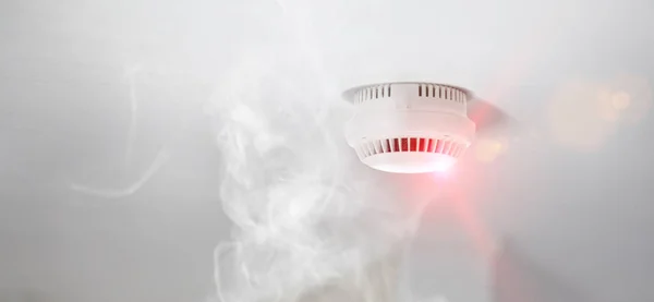 depositphotos_142476079-stock-photo-smoke-detector-in-apartment